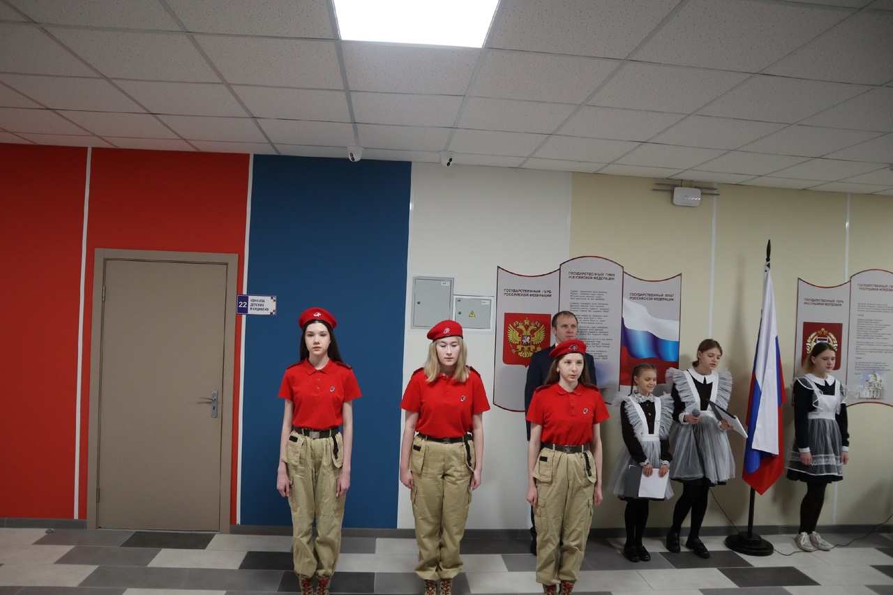 В понедельник, 25 декабря, учебная неделя началась с торжественной линейки, посвящённой поднятию Государственного флага и исполнению гимна Российской Федерации.