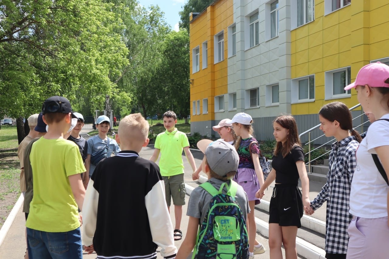 Второй день в нашем лагере традиционно начался с утренней зарядки, где ребята прогнали остатки сна и взбодрились.