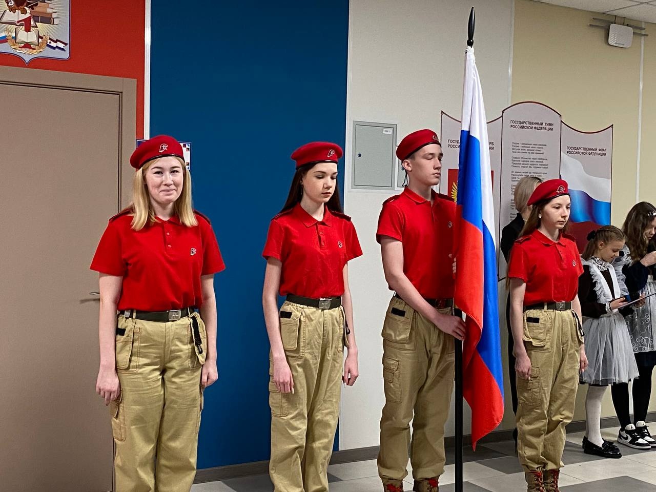 Каждая новая учебная неделя начинается в нашей школе с торжественной линейки в честь церемонии установки флага Российской Федерации.