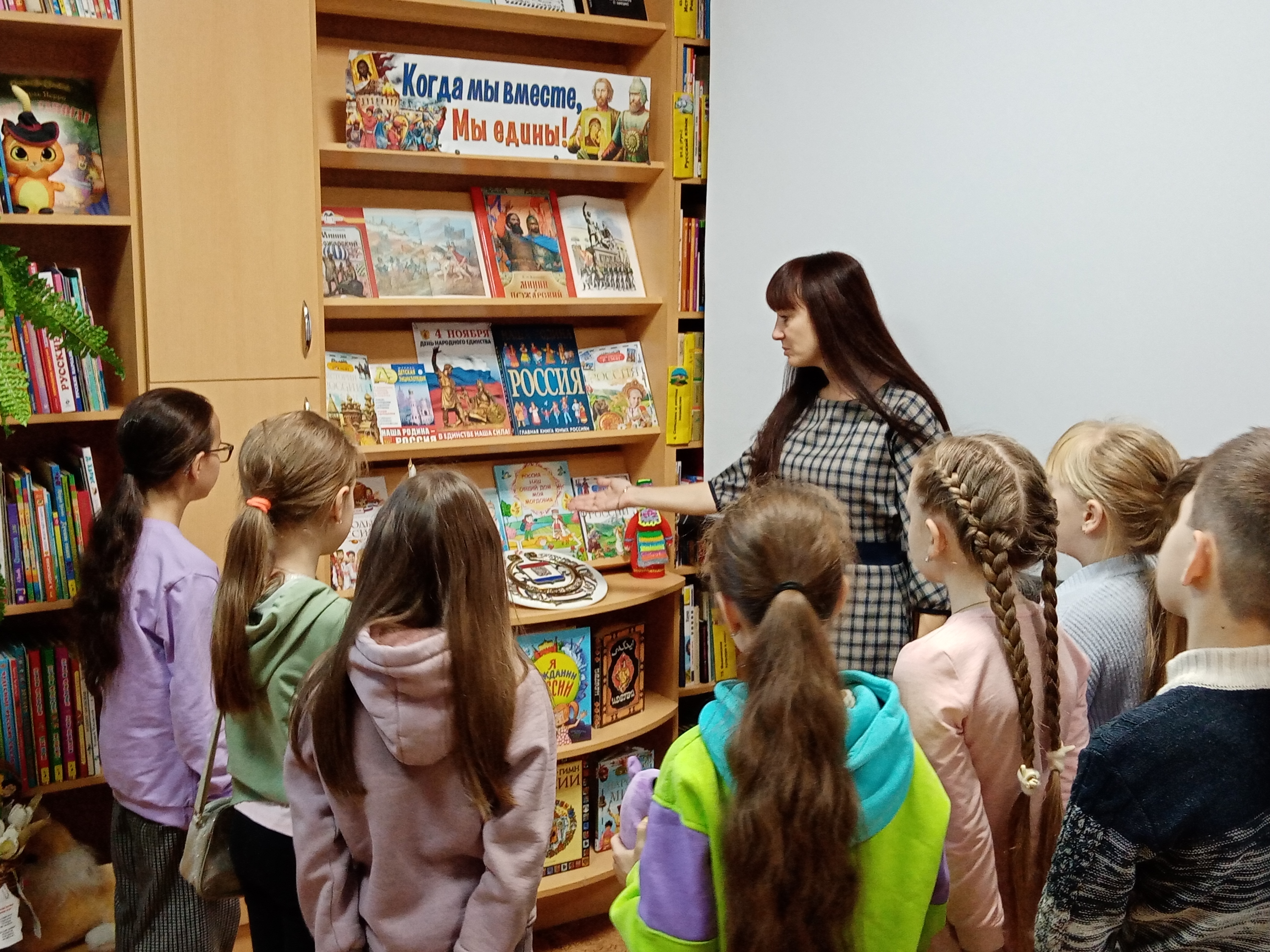 З ноября ученики 3В класса посетили библиотеку им. С.Я. Маршака. Ребята приняли участие в Ночи искусств «Россия объединяет».
