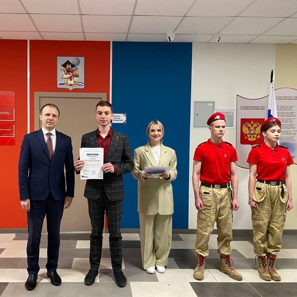 Каждая новая учебная неделя начинается в нашей школе с торжественной линейки в честь церемонии установки флага Российской Федерации.