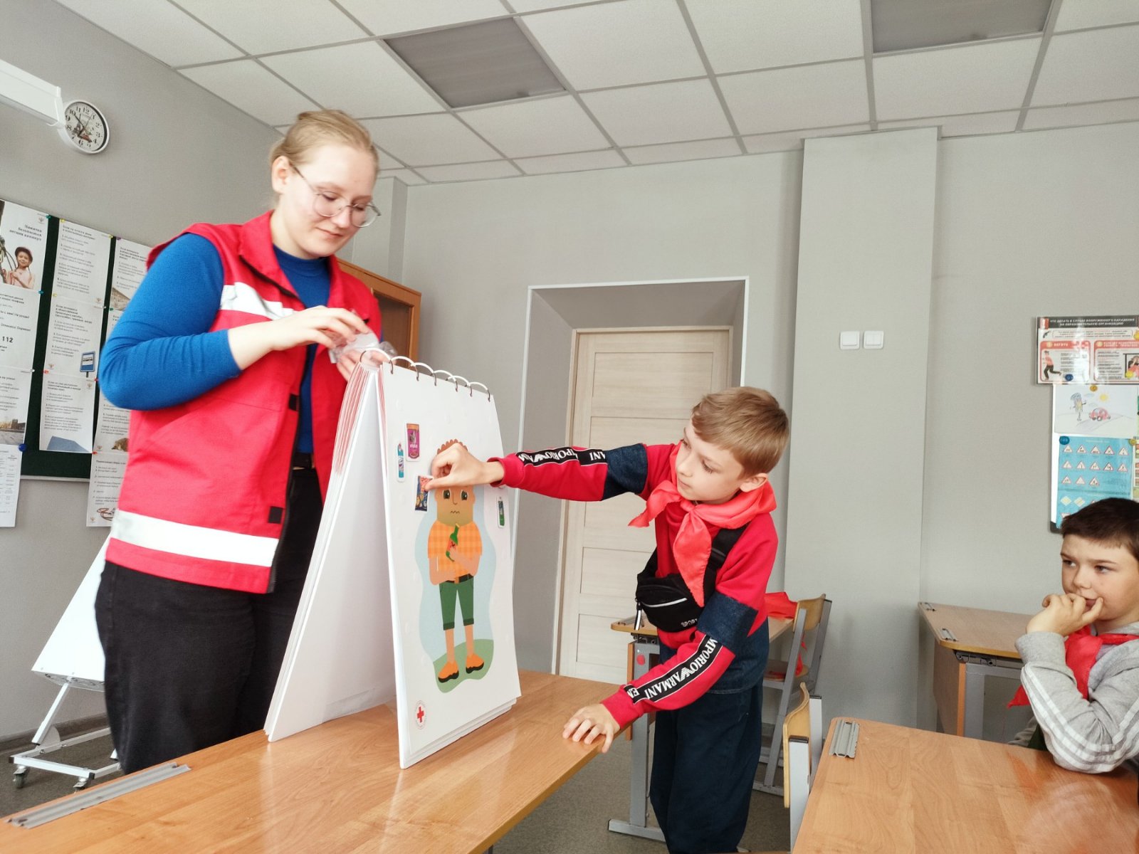 Сегодня, 13 июня, с детьми в школьном лагере &amp;quot;Ромашка&amp;quot; была проведена беседа об оказании первой помощи в разных жизненных ситуациях, которую провела сотрудник Российского красного креста.