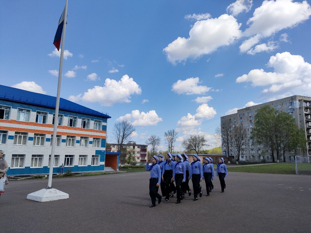 Сегодня в нашей школе произошло большое мероприятие - конкурс «Смотр строя и песни».