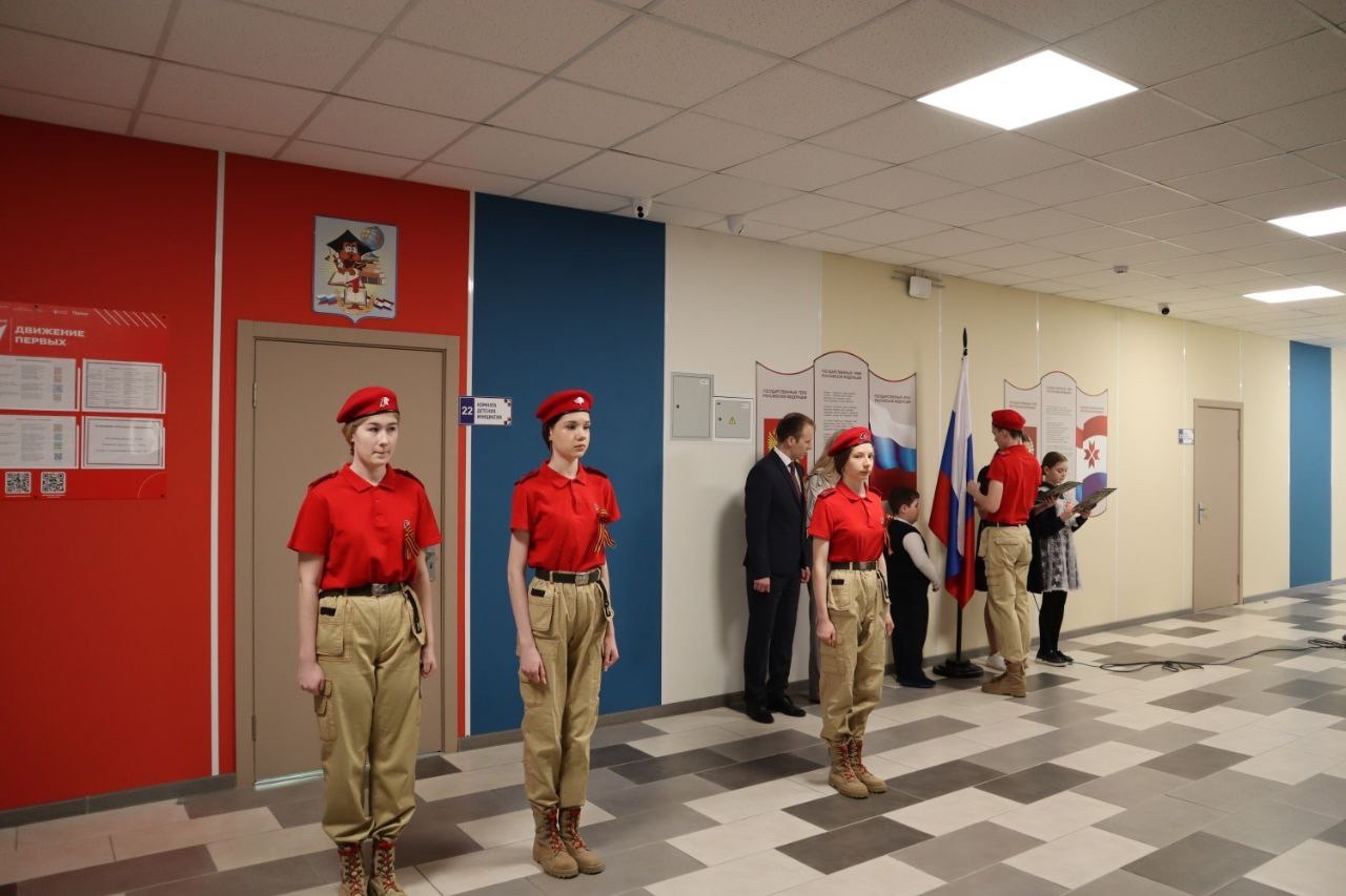 8 апреля новая учебная неделя началась с торжественной линейки и поднятия флага Российской Федерации.