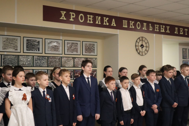 Новая учебная неделя началась с торжественной линейки и поднятия флага Российской Федерации.